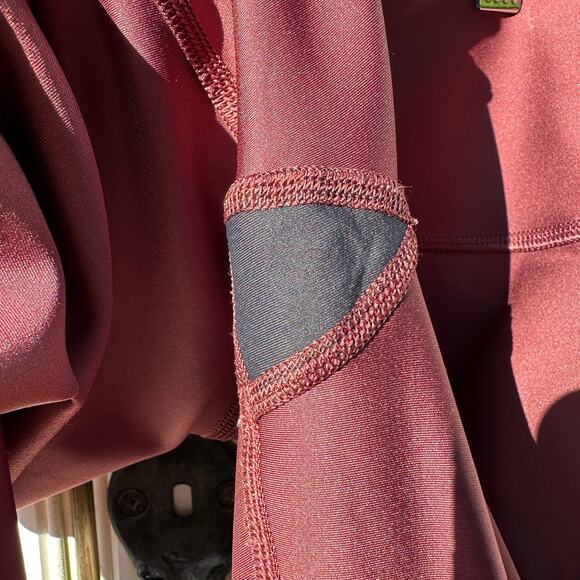 ALO Yoga Cherry cola Leggings and Bra Airlift Intrigue - Picture 13 of 16